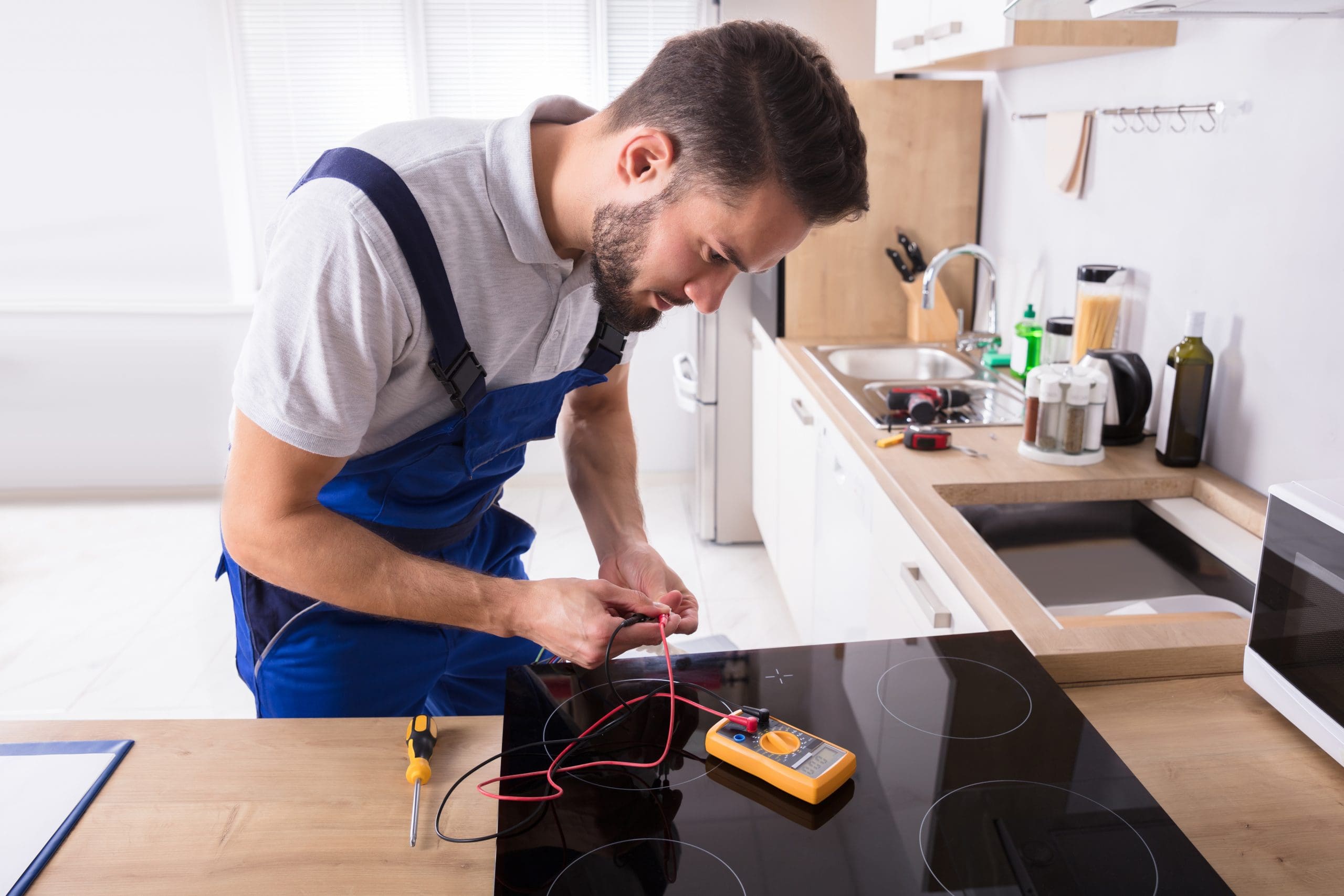 Técnico Trabajando con Vitrocerámicas Aspes